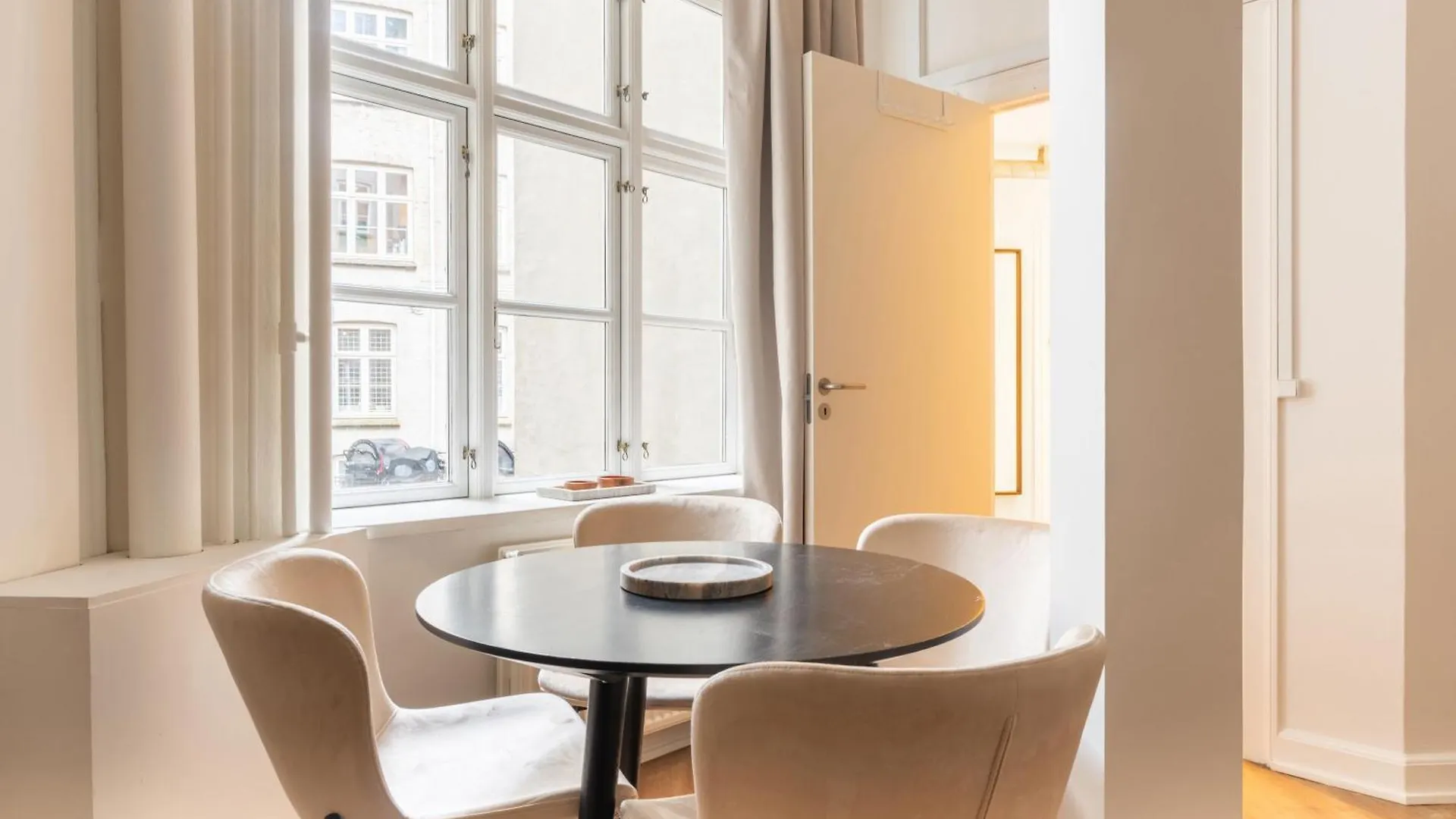 Sanders Noble - Fantastic 4-Bdr Apt In The Capital Copenhagen Denmark